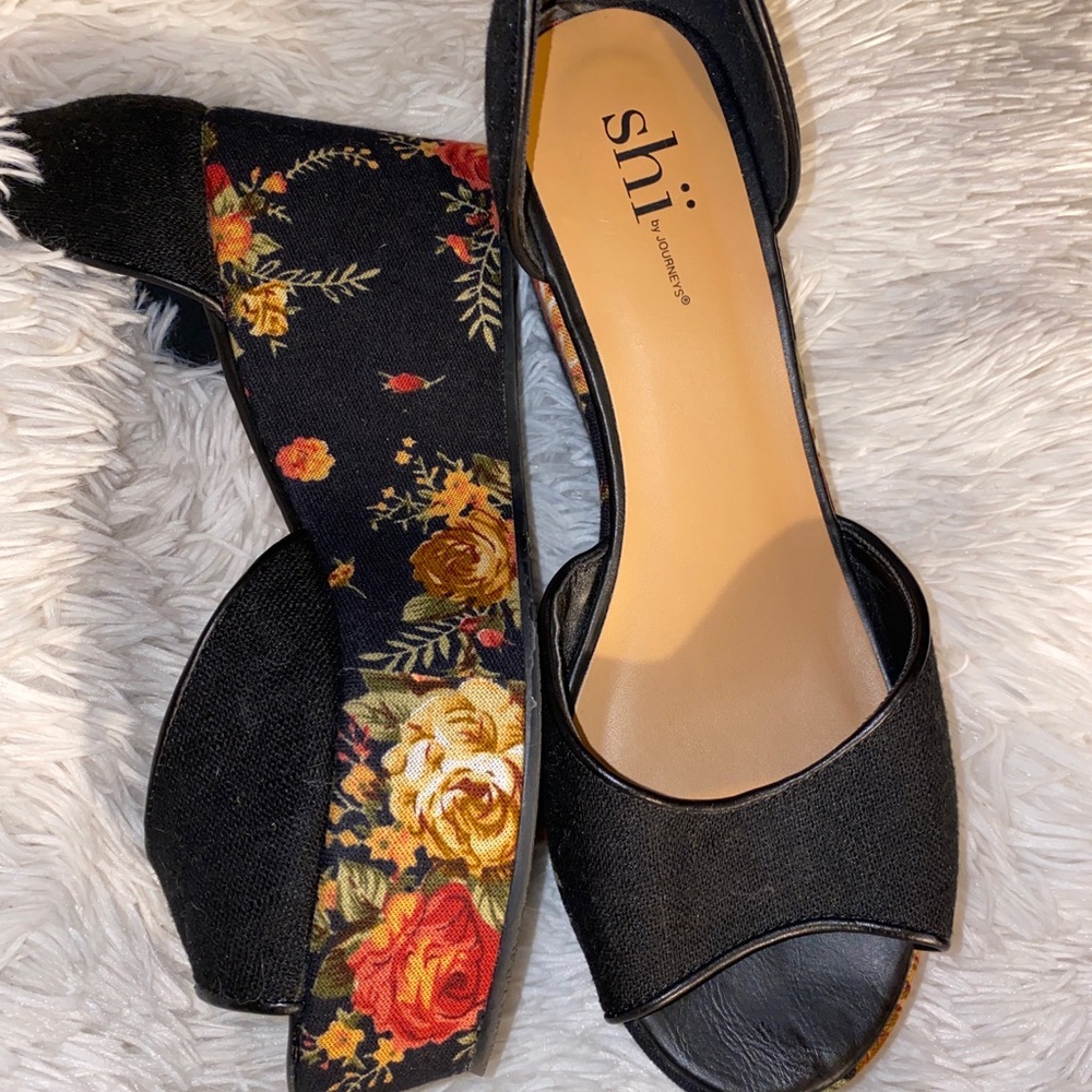 Shi by Journey’s Floral Wedge Heels UEC SZ 7.5